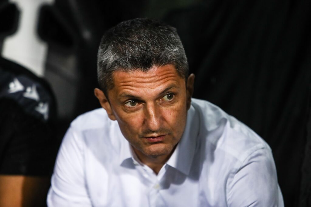 Mirceu Lucescu'nun oğlu Razvan Lucescu taraftara saldırdı 4 Razvan Lucescu sistemi şiddetle eleştirdi. 'YAPI' var dedi