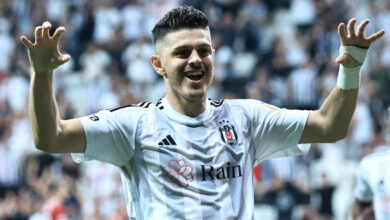 Beşiktaş'ta Milot Rashica şoku 1 Beşiktaş, antrenmanda ağrı hissederek çalışmayı yarıda bırakan Milot Rashica'nın sağlık durumu hakkında açıklamada bulundu.