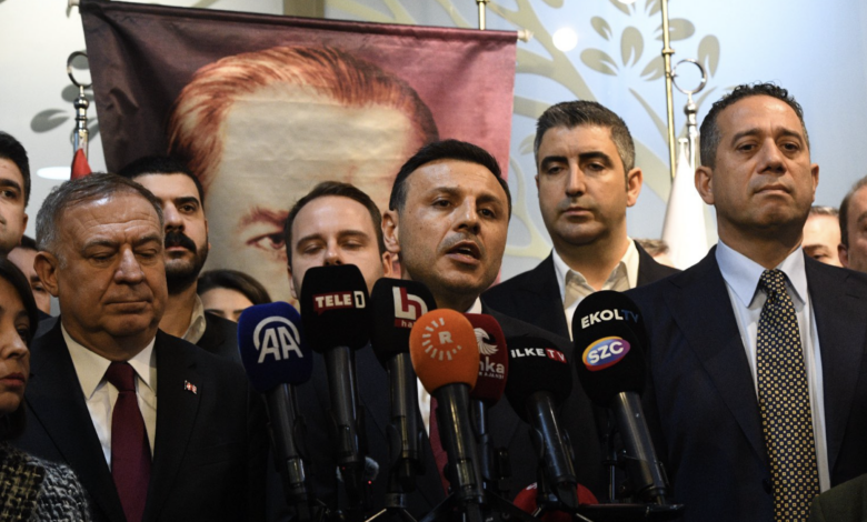 CHP'den Beşiktaş Belediyesi önünde açıklama: 'Türkiye şafak operasyonlarından kurtulmalı' 1 CHP İstanbul İl Başkanı Özgür Çelik ve CHP Genel Başkan Yardımcısı Gökhan Zeybek, bu sabah gözaltına alınan Beşiktaş Belediye Başkanı Rıza Akpolat ile ilgili açıklamalarda bulundu.