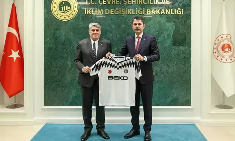Bakan Kurum, Beşiktaş Başkanı Serdal Adalı’yı ağırladı 1 Çevre, Şehircilik ve İklim Değişikliği Bakanı Murat Kurum, Beşiktaş Kulübü’nün yeni başkanı Serdal Adalı ile bir araya geldi.