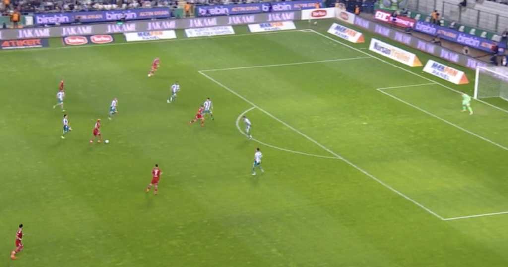 Beşiktaş'ta işler kötü gidiyor; Bu sefer de 9 kişilik Konya’ya kaybetti 4 Konyaspor Beşiktaş Maç Özeti 1-0