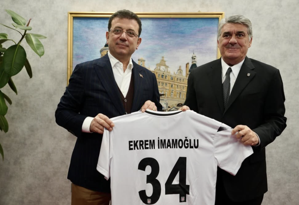 Beşiktaş Başkanı Serdal Adalı, İstanbul Büyükşehir Belediye Başkanı Ekrem İmamoğlu’nu makamında ziyaret etti. Ziyaret sonunda Ekrem İmamoğlu’na Beşiktaş forması hediye edildi.