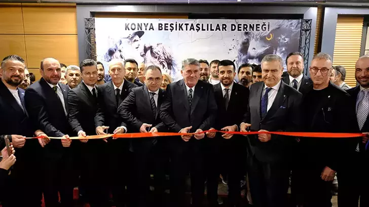 Beşiktaş'ta işler kötü gidiyor; Bu sefer de 9 kişilik Konya’ya kaybetti 5 Konyaspor ile karşılaşacak olan Beşiktaş maçını izlemek üzere Konya’ya gelen Beşiktaş Başkanı Serdal Adalı, Konya Beşiktaşlılar Derneği’nin açılışını gerçekleştirdi. Başkan Adalı, taraftarların yoğun ilgisiyle karşılaştı. Taraftarlar, Başkan Adalı ile fotoğraf çektirdi.