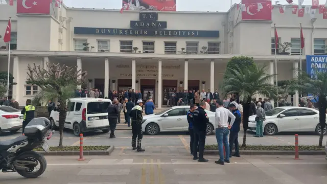 Adana Büyükşehir Belediyesine Yolsuzluk Operasyonu Yapıldı 1 Adana Büyükşehir Belediyesine Rüşvet ve Yolsuzluk Operasyonu Yapıldı. Eski Beşiktaş Yöneticisi Umut Şenol'da gözaltına alınanlara arasında.