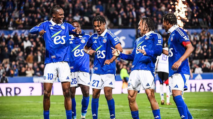 Beşiktaş, Strasbourg'u örnek al! 1 Beşiktaş, yıllık futbolcularına yaklaşık 72 milyon Euro maaş ödüyor. Buna karşın Fransa Ligi'nde 21.4 yaş ortalamasıyla Şampiyonlar Ligi'ne kalma mücadelesi veren Strasbourg'ta bu rakam sadece 11 milyon Euro