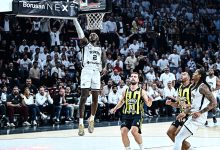 Türkiye Sigorta Basketbol Süper Ligi'nde Beşiktaş Fibabanka, lider Fenerbahçe Beko'yu 72-62 yenerek namağlupluğunu 14 karşılaşmaya yükseltti