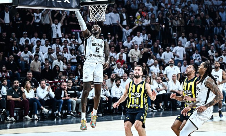 Beşiktaş basketbolda tarih yazıyor 1 Türkiye Sigorta Basketbol Süper Ligi'nde Beşiktaş Fibabanka, lider Fenerbahçe Beko'yu 72-62 yenerek namağlupluğunu 14 karşılaşmaya yükseltti