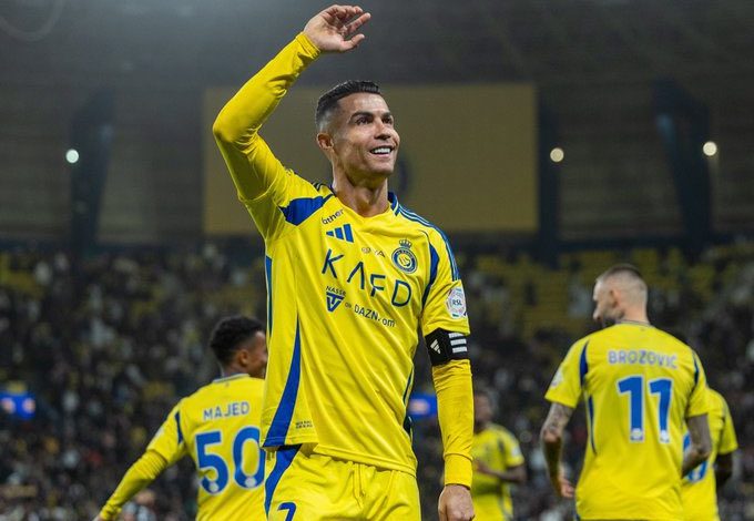 İngiliz basınının Beşiktaş'a geleceğini iddia ettiği Cristiano Ronaldo, Suudi Arabistan ekibi Al Nassr ile yıllık 182 milyon Euro maaşla sözleşme yenileyecek