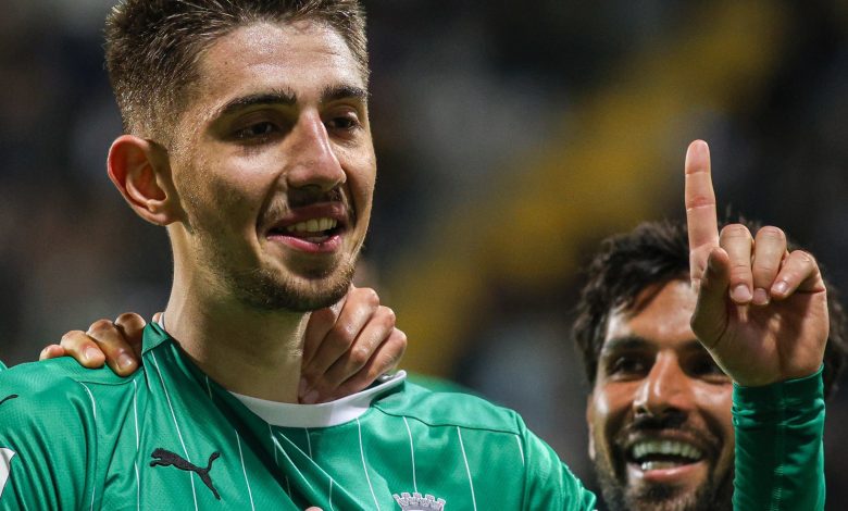 Demir Ege göz göre Benfica'ya 1 Rio Ave, Beşiktaş'ın adeta elinden kaçırdığı Demir Ege Tıknaz'ı 5 milyon Euro'ya satın almasının ardından 10 milyon Euro'ya Benfica'ya satacak