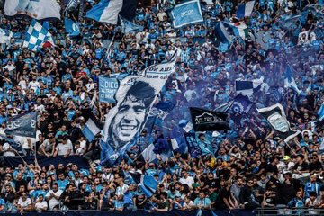 Napoli, İtalya'da son hafta şampiyon 1 Mavi-beyazlılar, İtalya Ligi'nin son haftasında Cagliari'yi 2-0 yenerek tarihindeki dördüncü şampiyonluğunu ilan etti