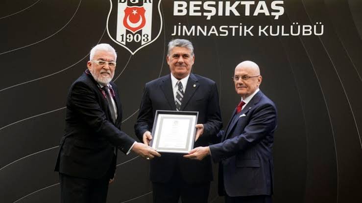 Beşiktaş Kongresi'nin kayıp oyları! 1 Katılımın yüzde 17'de kaldığı Beşiktaş Kongresi'nde geçersiz oylar nedeni anlaşılmadığı şekilde açıklanmadı. Bu rakamın 500'e ulaştığı belirtiliyor
