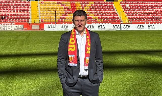 Ole Gunnar Solskjaer'i geçti, Acun Ilıcalı kaptı 1 Aynı dönemde göreve başladığı Beşiktaş'ın hocası Ole Gunnar Solskjaer'den fazla puan toplayan Kayserispor Teknik Direktörü Sergej Jakirovic, Acun Ilıcalı ile el sıkıştı