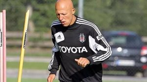 Beşiktaş'ın eski oyuncusu Sezer Özmen, Samet Aybaba'nın menajeriyle imzalamadığı için kulüpten gönderildiğini iddia etti