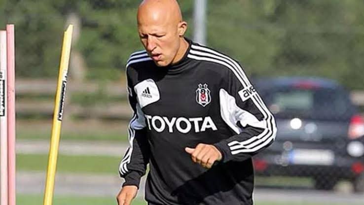 "Samet Aybaba'nın menajeriyim, at imzayı" 1 Beşiktaş'ın eski oyuncusu Sezer Özmen, Samet Aybaba'nın menajeriyle imzalamadığı için kulüpten gönderildiğini iddia etti