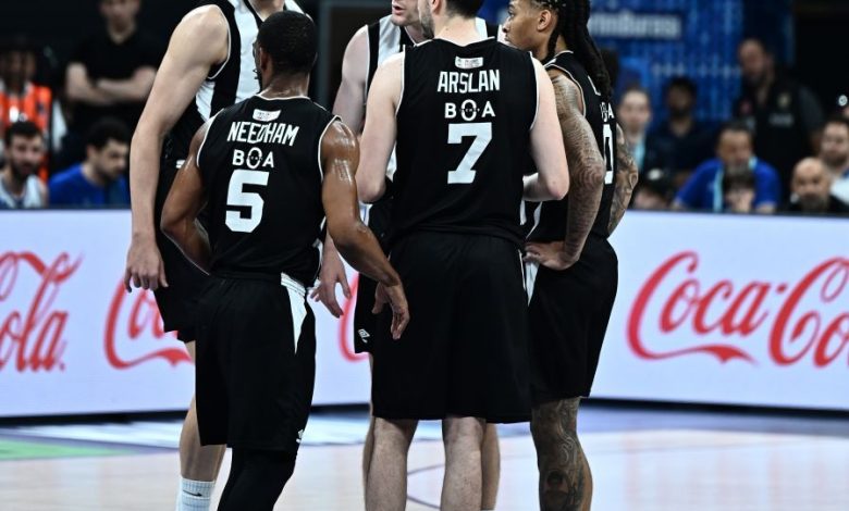 Beşiktaş Fibabanka direnemedi 1 Beşiktaş Fibabanka, Türkiye Sigorta Basketbol Ligi Play-Off Yarı Final üçüncü maçında 94-87 yenilerek seride 2-1 geriye düştü