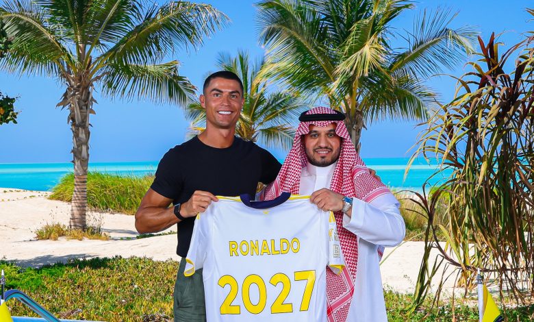 Cristiano Ronaldo'dan tarihi imza 1 40 yaşındaki Cristiano Ronaldo, Al Nassr ile bitecek sözleşmesini yenilerken yıllık 200 milyon Euro kazanacak!