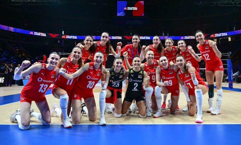 Düelloda gülen Filenin Sultanları 1 Filenin Sultanları, A Milli Kadın Voleybol Takımımız, Polonya'yı 3-2 yenerek Milletler Ligi'nde 3 maçta 3 galibiyete ulaştı