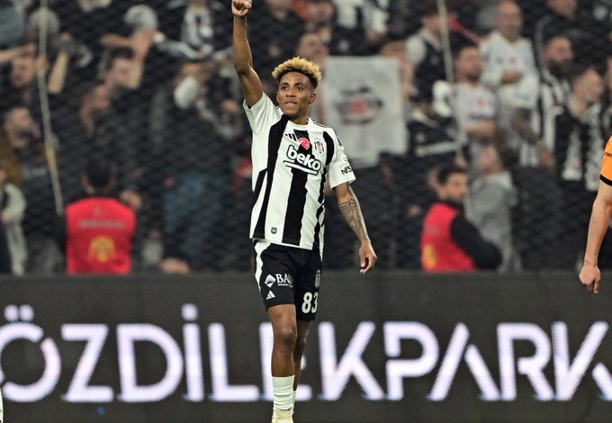 Gedson Fernandes'te kim kazanacak? 1 Lazio, bonservisinin yüzde 50'si Beşiktaş'ta bulunan Gedson Fernandes'i istiyor. Benfica ise kalan yüzde 50 için siyah-beyazlılardan 10 milyon Euro talep ediyor