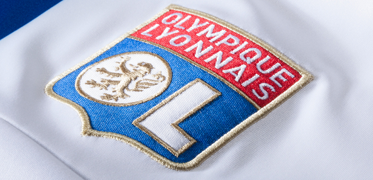 Orası Türkiye değil! Olympique Lyon düşürüldü 1 Fransa Ligi'nin köklü takımlarından Olympique Lyon, 500 milyon Euro borcu nedeniyle küme düşürüldü. Bu rakam Fenerbahçe, Galatasaray ve Beşiktaş'ın borçlarına oldukça yakın