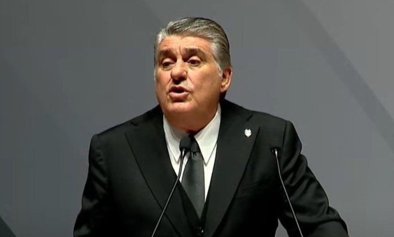 Beşiktaş taraftarından Serdal Adalı'ya sorular! 1 Beşiktaş taraftarları başkan Serdal Adalı'nın "Planımız, programımız hazır" demesine karşın Dikilitaş Projesi'ne bel bağlamasına dikkat çekti