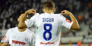 Beşiktaş, eski oyuncusu Atiba Hutchinson'ın tavsiyesi üzerine Hajduk Split'ten 21 yaşındaki Niko Sigur için temasa geçti