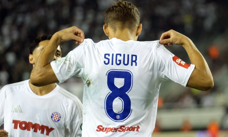 Atiba'dan Beşiktaş'a tavsiye: Niko Sigur 1 Beşiktaş, eski oyuncusu Atiba Hutchinson'ın tavsiyesi üzerine Hajduk Split'ten 21 yaşındaki Niko Sigur için temasa geçti