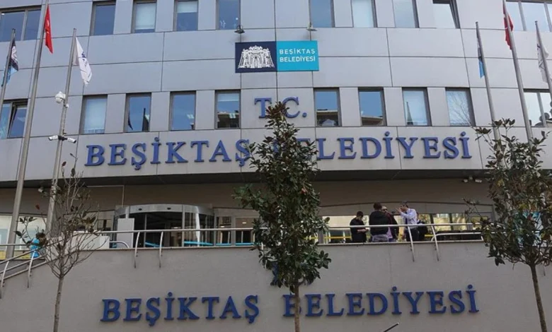 Beşiktaş Belediyesi’nde işçilerden maaş eylemi 1 Beşiktaş Belediyesinde çalışan bazı işçiler, maaşlarını zamanında ve eksiksiz alamadıkları gerekçesiyle iş bırakma eylemi yaptı.