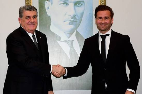 Beşiktaş'ın yeni aşkı Milan! 1 Beşiktaş, Benfica'nın ardından Milan ile yakın temasta. Siyah-beyazlıların, İtalyan ekibinden Emerson'u istemesi taraftarı çıldırttı
