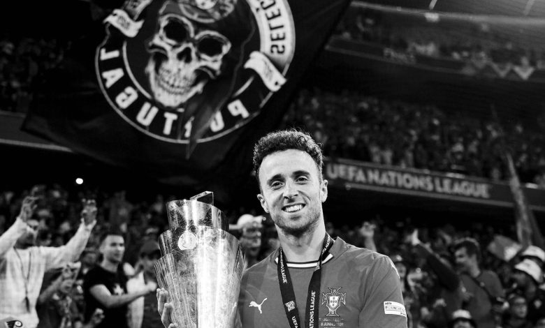 Liverpool'un başarılı futbolcusu Diogo Jota, ülkesi Portekiz'de geçirdiği trafik kazasında, Penafiel forması giyen kardeşi Andre Silva ile birlikte hayatını kaybetti