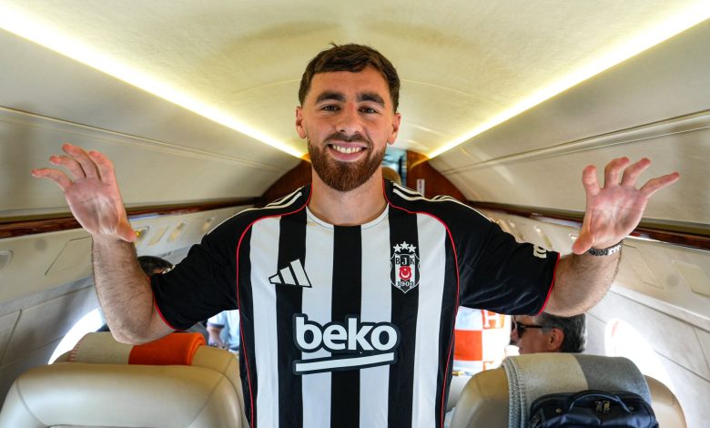 Beşiktaş, Orkun Kökçü'ye kavuştu 1 Beşiktaş'ın 30 milyon Euro zorunlu satın alma opsiyonuyla kiraladığı Orkun Kökçü, İstanbul'a geldi