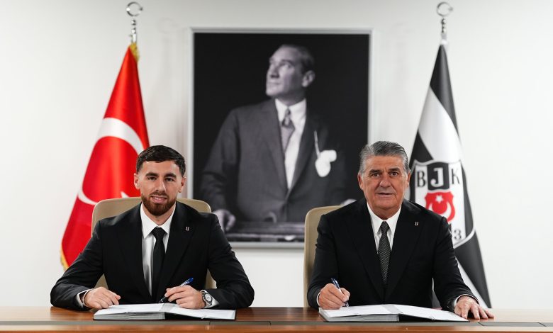 Orkun Kökçü'den binlerin önünde imza! 1 Beşiktaş'ın Benfica'dan 30 milyon Euro'ya transfer ettiği Orkun Kökçü'nün imza töreni için Tüpraş Stadı tıklım tıklım doldu