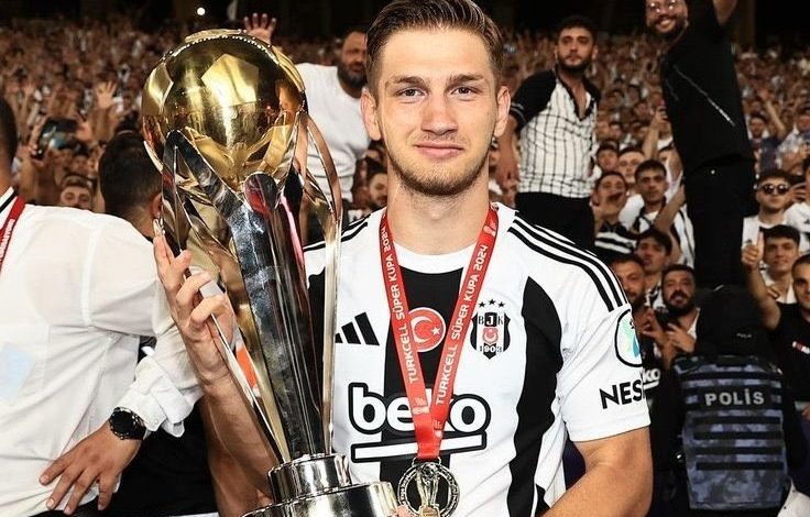 Beşiktaş, Semih Kılıçsoy'u gönderdi! 1 Sezonun başlamasına kısa bir süre kala Beşiktaş, Gedson Fernandes'in ardından Semih Kılıçsoy'u da Cagliari'ye verdi
