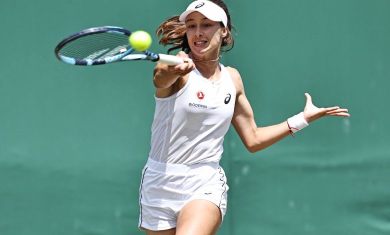 Gururumuz Zeynep Sönmez elendi! 1 Wimbledon Tenis Turnuvası'nda tenisçimiz Zeynep Sönmez, 3. turda çok direndiği Ekaterina Aleksandrova'ya yenilerek elendi