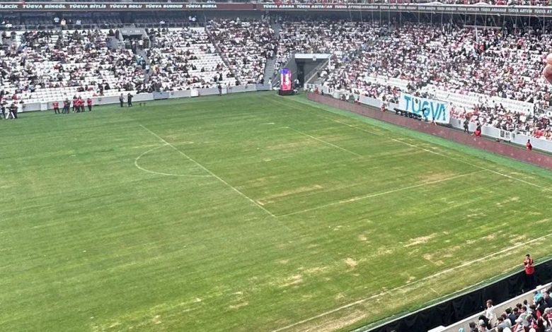 Beşiktaş'ta bu hafta sonu başlayacak Süper Lig öncesi Tüpraş Stadı'nın zemininin içler acısı hali endişe yaratıyor