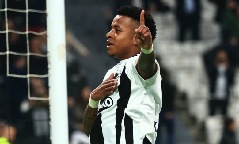 Keny Arroyo gidiyor! 1 Geçen sezon Beşiktaş tarafından bonservisinin yüzde 50'siyle alınan Keny Arroyo, Brezilya'nın Cruzeiro takımına yolcu