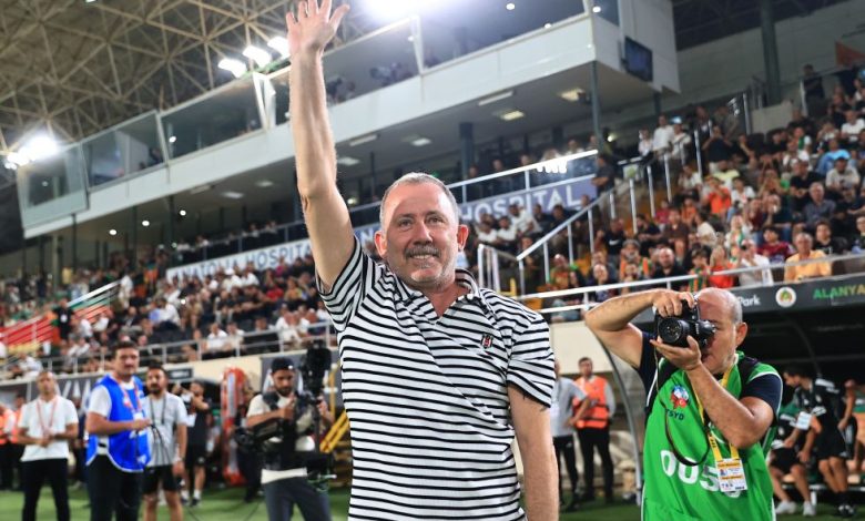 Beşiktaş'a değişim yaramadı! 1 Beşiktaş, Ole Gunnar Solskjaer ile ayrılığının ardından teknik direktör Sergen Yalçın ile ilk maçında Alanyaspor deplasmanında 2-0 kaybetti