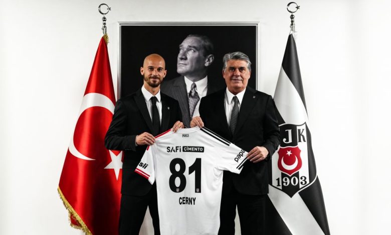 Vaclav Cerny imzayı attı 1 Beşiktaş, Wolfsburg'tan transfer ettiği 27 yaşındaki sağ kanat oyuncusu Vaclav Cerny ile 3+1 yıllık resmi sözleşme imzaladı
