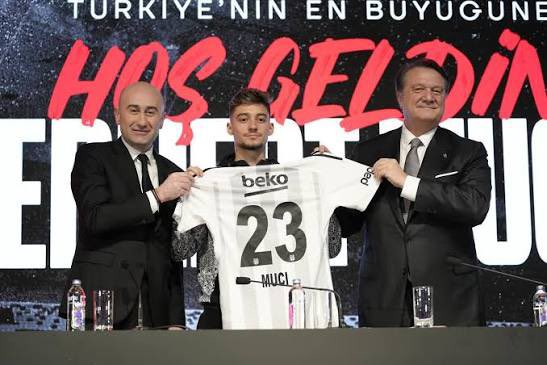 Beşiktaş taraftarı, Ernest Muçi ve Al Musrati transferlerinde bonservislerinin yüzde 60'ının yurtdışı finans kuruluşlarına devri sonrası Hasan Arat'ı sorguluyor