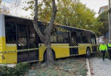 Beşiktaş’ta seyir halindeyken kalp krizi geçiren İETT şoförü direksiyon hakimiyetini kaybedince, otobüs kaldırıma çıkıp ağaca çarptı.