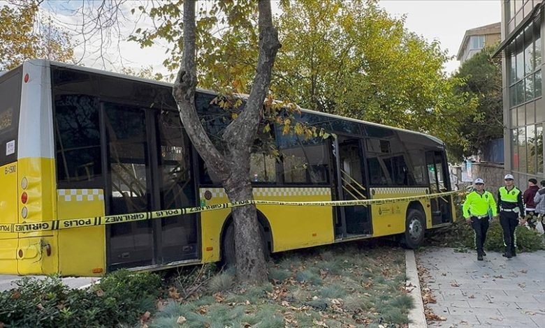 Beşiktaş’ta seyir halindeyken kalp krizi geçiren İETT şoförü direksiyon hakimiyetini kaybedince, otobüs kaldırıma çıkıp ağaca çarptı.