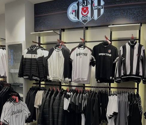 Beşiktaş’ın deposundan 55 milyon TL uçmuş! 1 Beşiktaş’ın eski yöneticisi Toygun Batallı, stadın altında bulunan deponun envanterinde gözüken yaklaşık 20 bin ürünün akıbetini bulamadıklarını söyledi