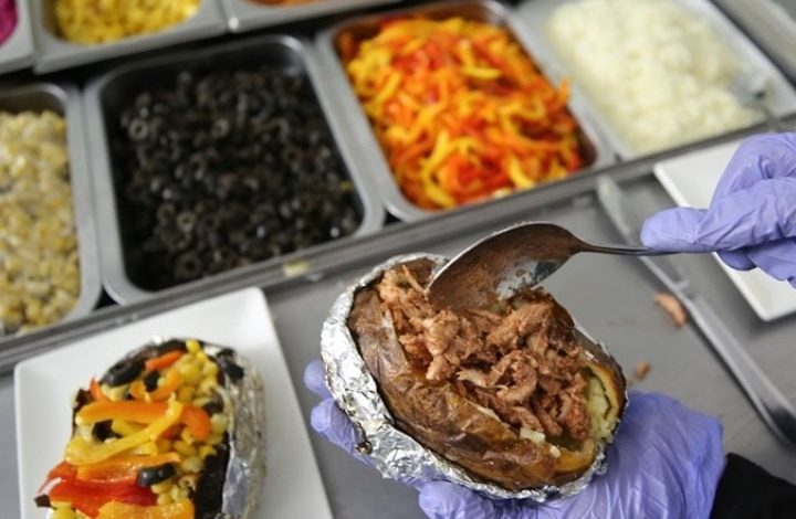 Almanya'dan tatile gelen Böcek ailesinin iki çocuğu, Ortaköy'de yedikleri kumpir ve midye dolma sonrası hayatını kaybetti