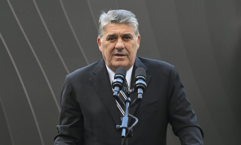 Serdal Adalı geri adım attı! 1 Beşiktaş Başkanı Serdal Adalı "Bizim de hatalarımız oldu. Heyecana kapıldım, şampiyonluk kelimesini çok erken kullandım" dedi