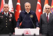 İçişleri Bakanı Ali Yerlikaya, Yalova’da terör örgütü DEAŞ’a yönelik operasyonda teröristlerin açtığı ateş sonucu 3 polisin şehit olduğunu söyledi