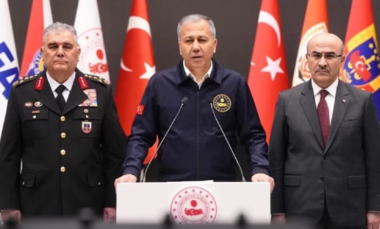 İçişleri Bakanı Ali Yerlikaya, Yalova’da terör örgütü DEAŞ’a yönelik operasyonda teröristlerin açtığı ateş sonucu 3 polisin şehit olduğunu söyledi