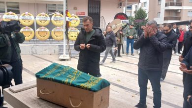Feyyaz Uçar torununu toprağa verdi 4 Beşiktaş'ın efsanelerinden Feyyaz Uçar'ın hayatını kaybeden 3,5 aylık torunu Can Arbay, bugün İzmir'de son yolculuğuna uğurlandı