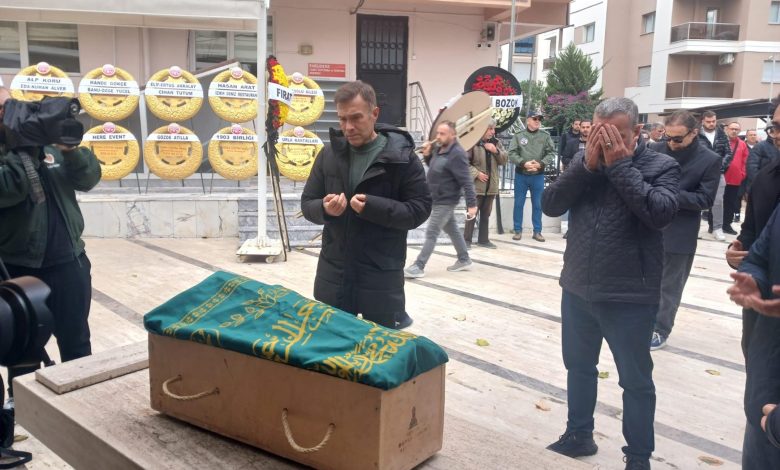 Feyyaz Uçar torununu toprağa verdi 1 Beşiktaş'ın efsanelerinden Feyyaz Uçar'ın hayatını kaybeden 3,5 aylık torunu Can Arbay, bugün İzmir'de son yolculuğuna uğurlandı
