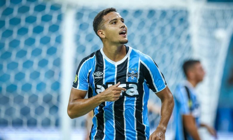 Beşiktaş yönetimi, Gremio forması giyen 23 yaşındaki Brezilyalı stoper Gustavo Martins'in menajerlik ekibiyle temasa geçti