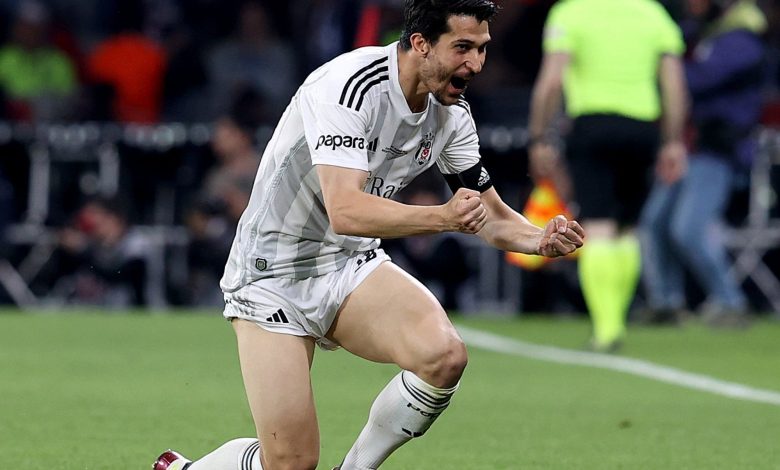 Beşiktaş'ta kadro dışı bırakılan Necip Uysal, futbolu siyah-beyazlı formayla bırakacağını açıkladı