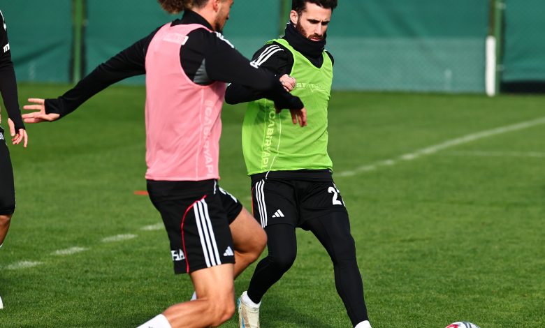 Yaklaşık 1 aydır sakat olduğunu belirten ve bireysel çalışan Rafa Silva bugün ilk kez takımla antrenmanda yer aldı